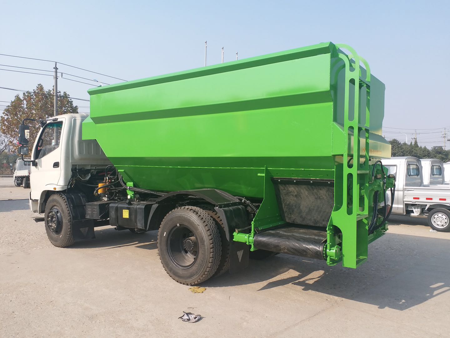 河南某公司購買(mǎi)雙側撒料車(chē) 河南某公司購買(mǎi)雙側撒料車(chē)