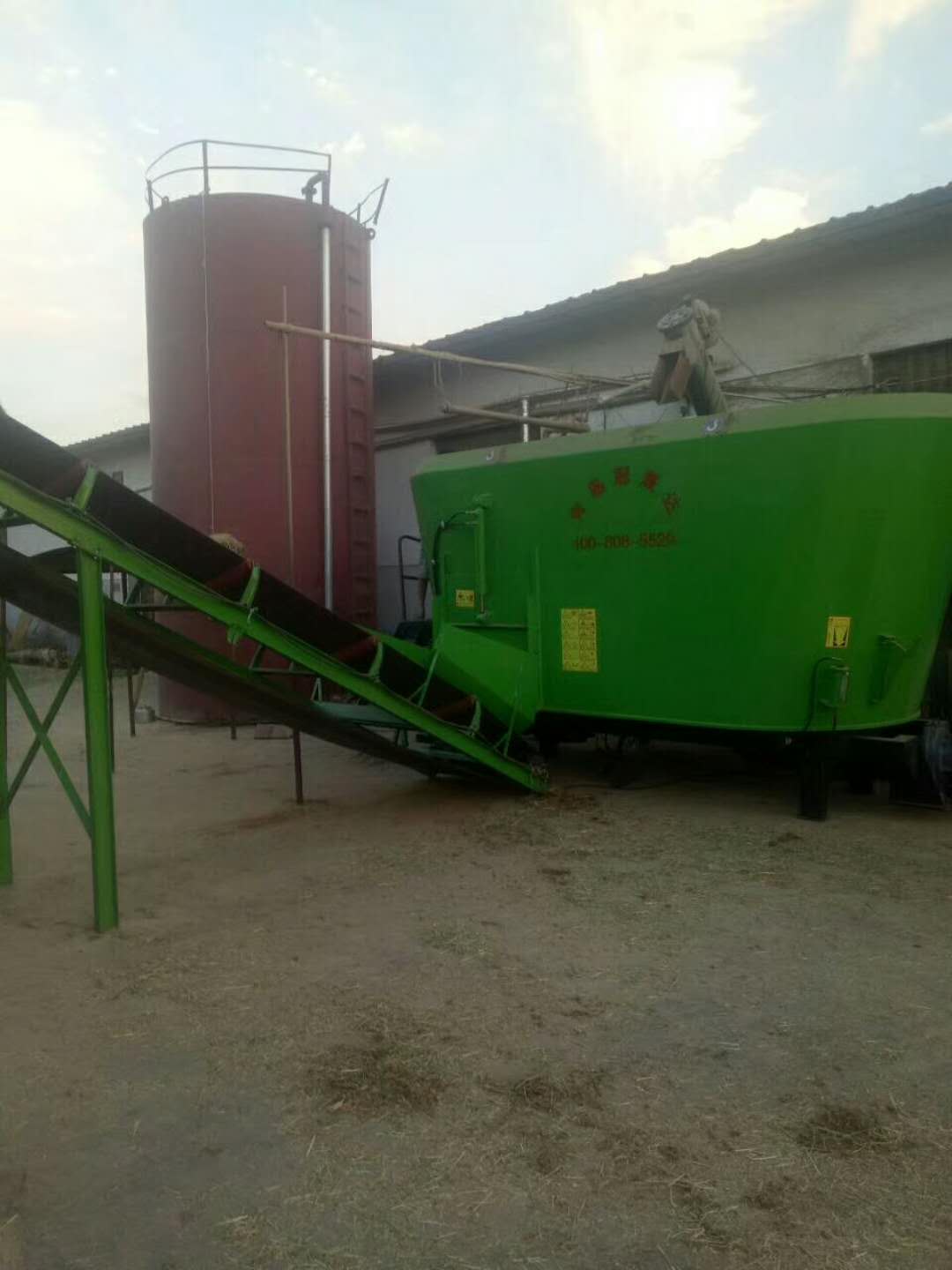 河南某公司購買(mǎi)固定式TMR攪拌機 河南某公司購買(mǎi)固定式TMR攪拌機