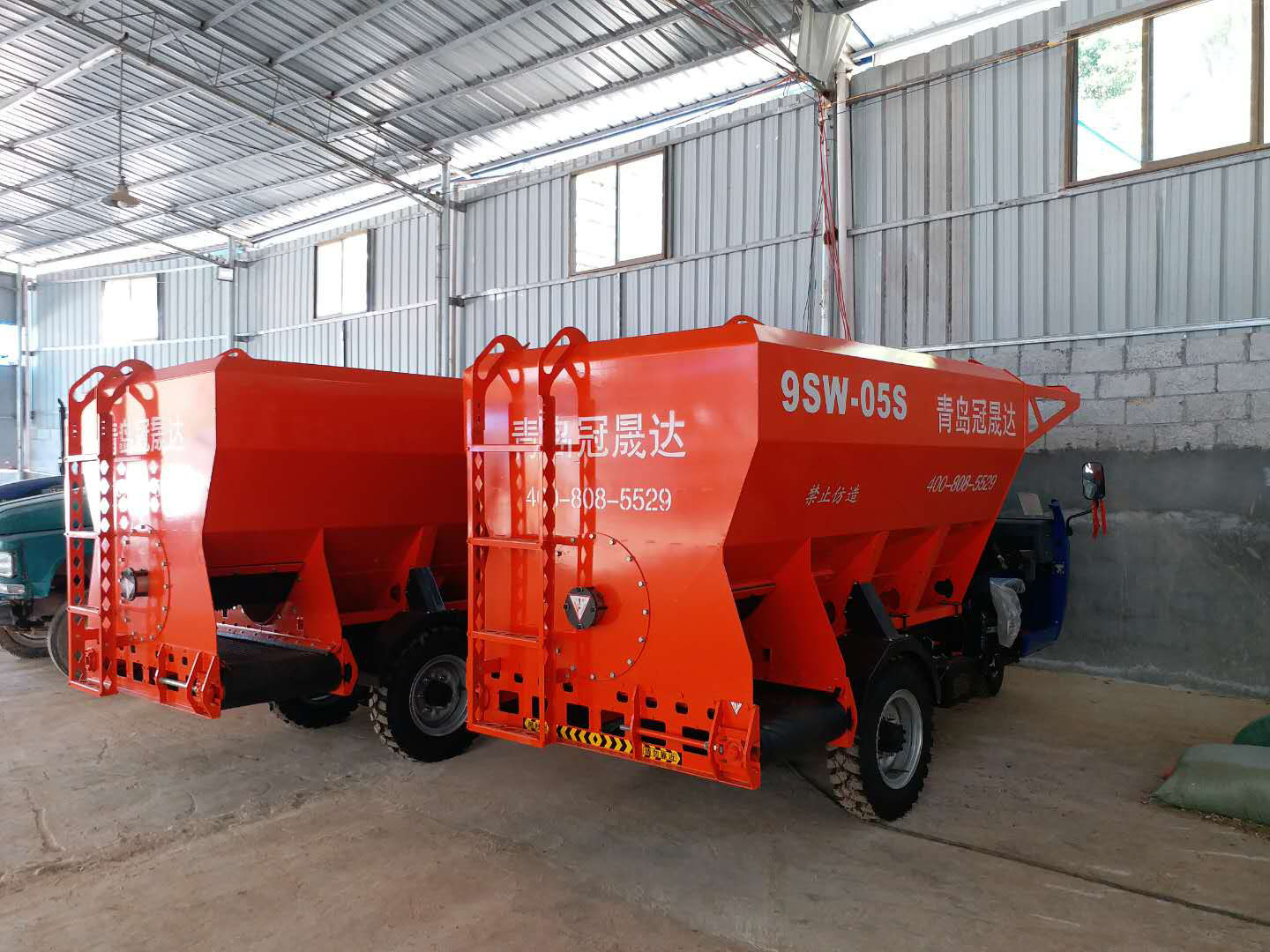 河南某公司購買(mǎi)雙側撒料機 河南某公司購買(mǎi)雙側撒料機