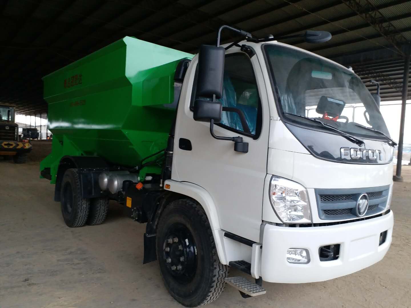 河南某公司購買(mǎi)雙側撒料機 河南某公司購買(mǎi)雙側撒料機