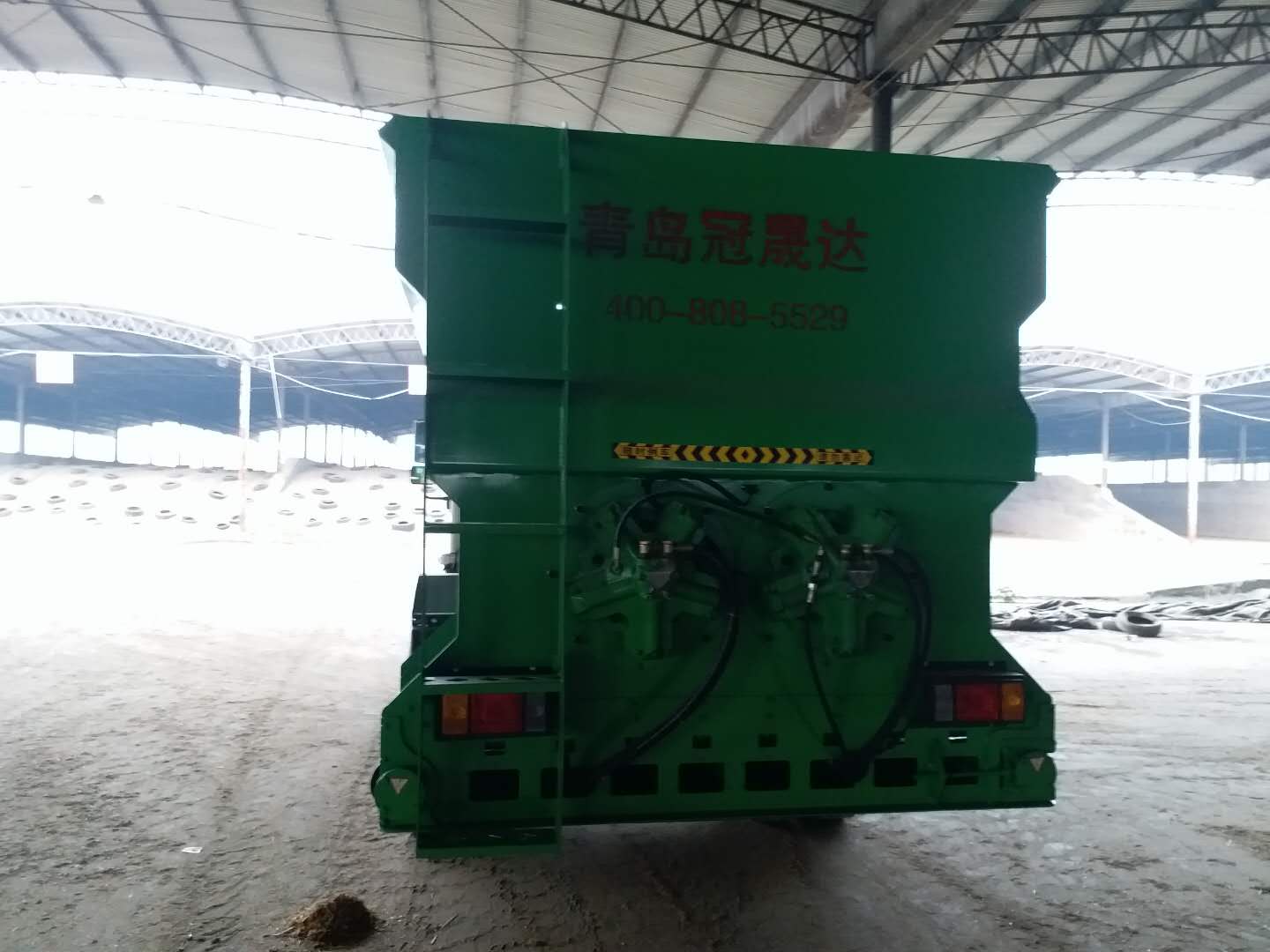 河南某公司購買(mǎi)雙側撒料車(chē) 河南某公司購買(mǎi)雙側撒料車(chē)