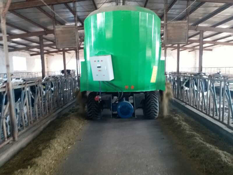 河南某公司購買(mǎi)牽引式TMR攪拌機 河南某公司購買(mǎi)牽引式TMR攪拌機