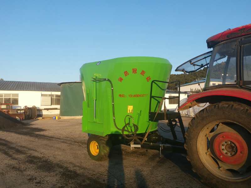 河南某公司購買(mǎi)牽引式TMR攪拌機 河南某公司購買(mǎi)牽引式TMR攪拌機