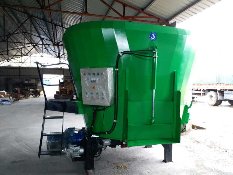 內蒙古某公司購買(mǎi)牽引式TMR攪拌機 內蒙古某公司購買(mǎi)牽引式TMR攪拌機