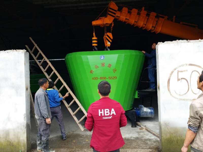 內蒙古某公司購買(mǎi)牽引式TMR攪拌機 內蒙古某公司購買(mǎi)牽引式TMR攪拌機