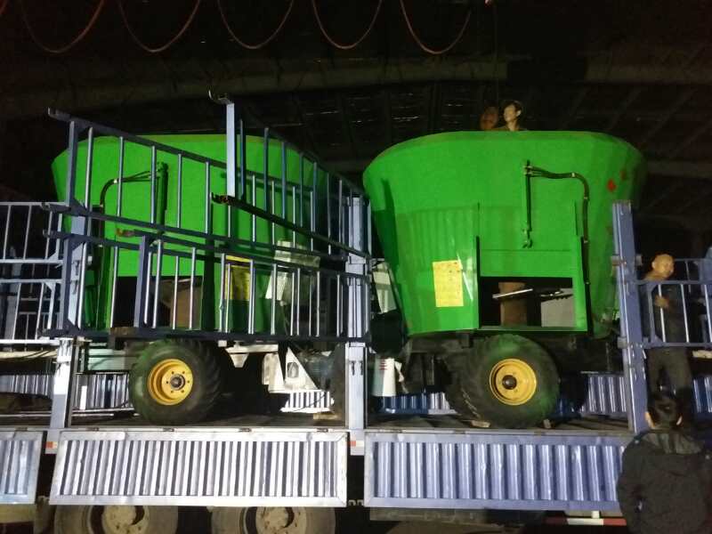 內蒙古某公司購買(mǎi)牽引式TMR攪拌機 內蒙古某公司購買(mǎi)牽引式TMR攪拌機