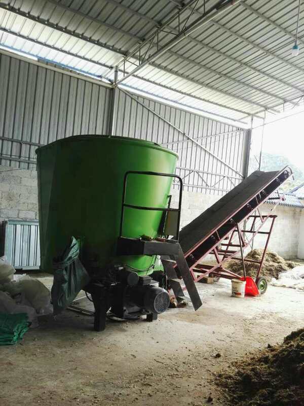 內蒙古某公司購買(mǎi)牽引式TMR攪拌機