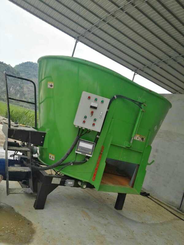 內蒙古某公司購買(mǎi)固定式TMR攪拌機