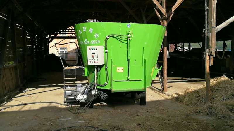 內蒙古某公司購買(mǎi)固定式TMR攪拌機