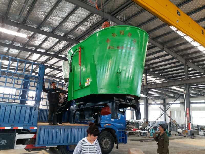 內蒙古某公司購買(mǎi)牽引式TMR攪拌機 內蒙古某公司購買(mǎi)牽引式TMR攪拌機