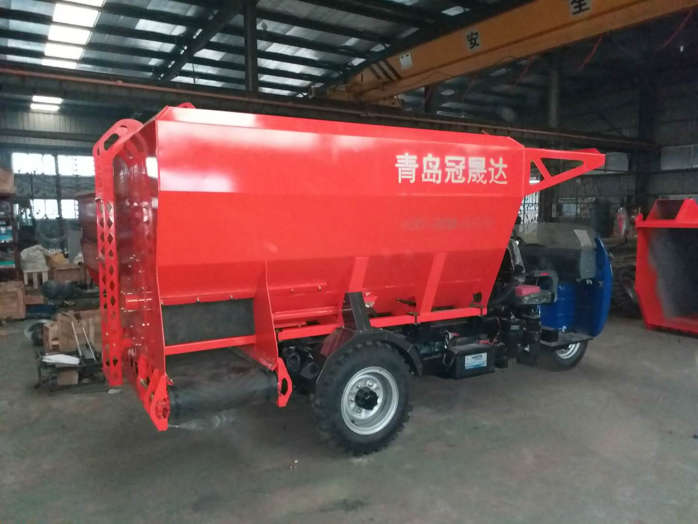 內蒙古某公司購買(mǎi)雙側撒料車(chē) 內蒙古某公司購買(mǎi)雙側撒料車(chē)