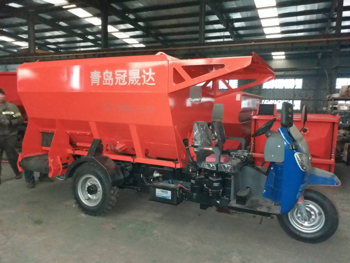 內蒙古某公司購買(mǎi)雙側撒料車(chē) 內蒙古某公司購買(mǎi)雙側撒料車(chē)